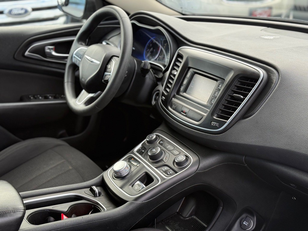 2015 Chrysler 200 Image 18