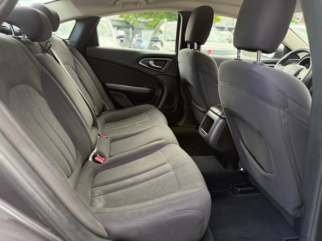 2015 Chrysler 200 Image 20