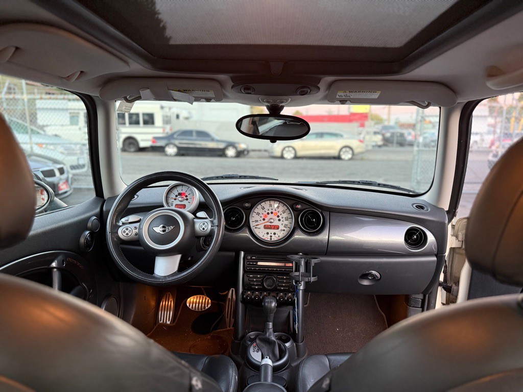 2006 MINI Cooper Image 16