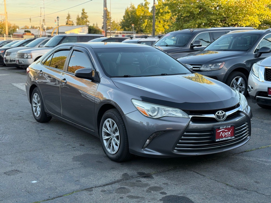 2015 Toyota Camry Image 2