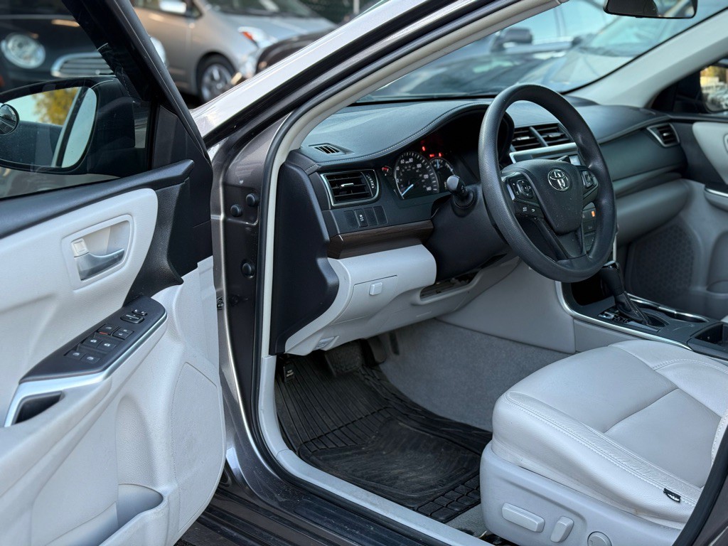 2015 Toyota Camry Image 8