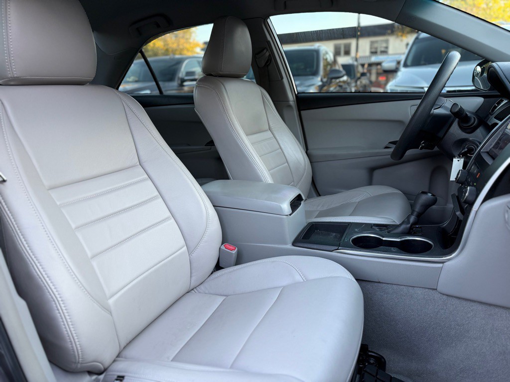 2015 Toyota Camry Image 16