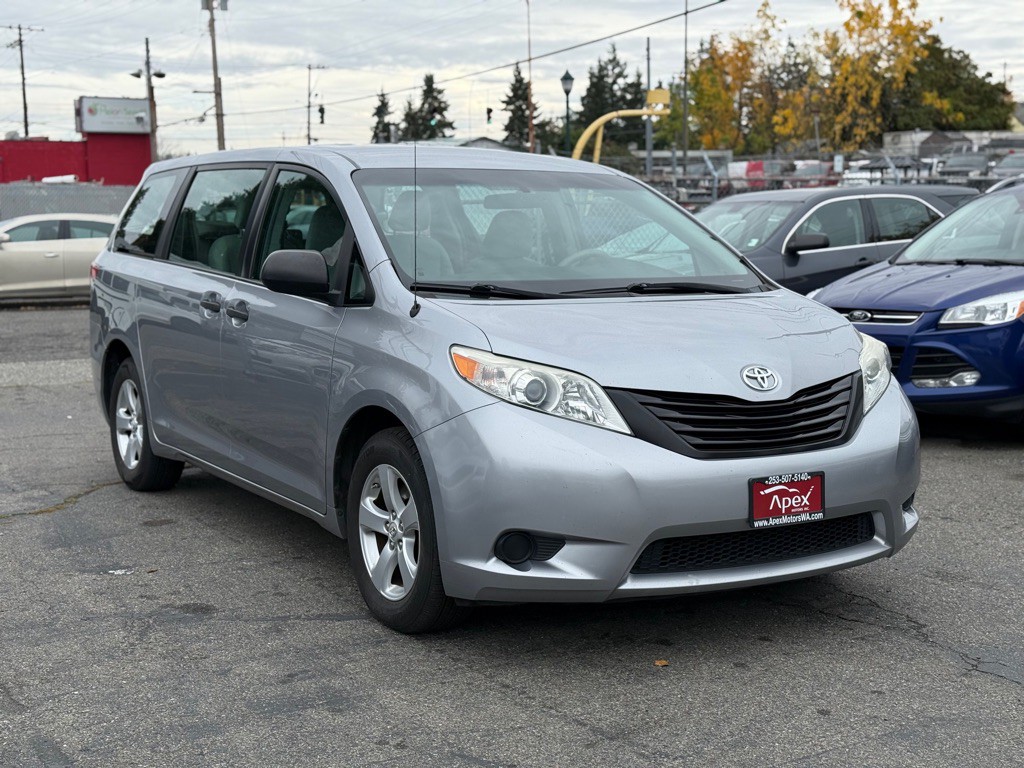 2012 Toyota Sienna Image 2