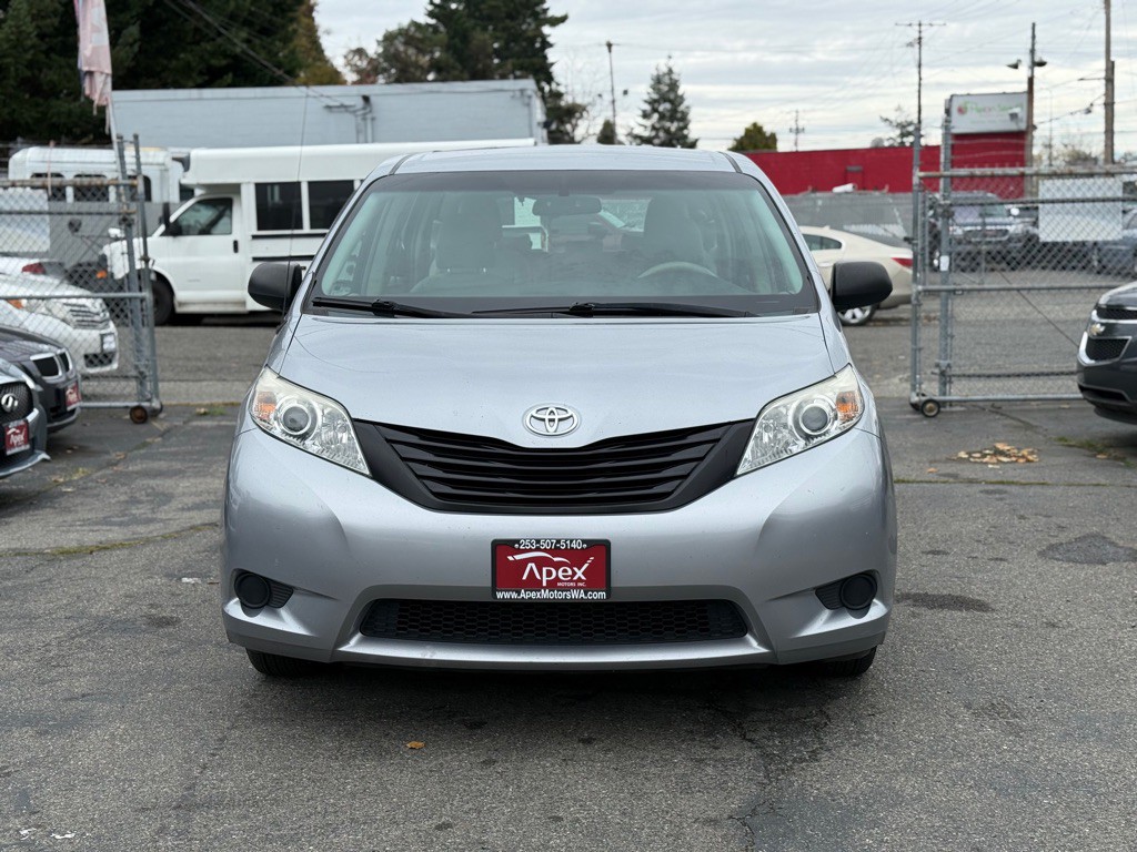 2012 Toyota Sienna Image 3