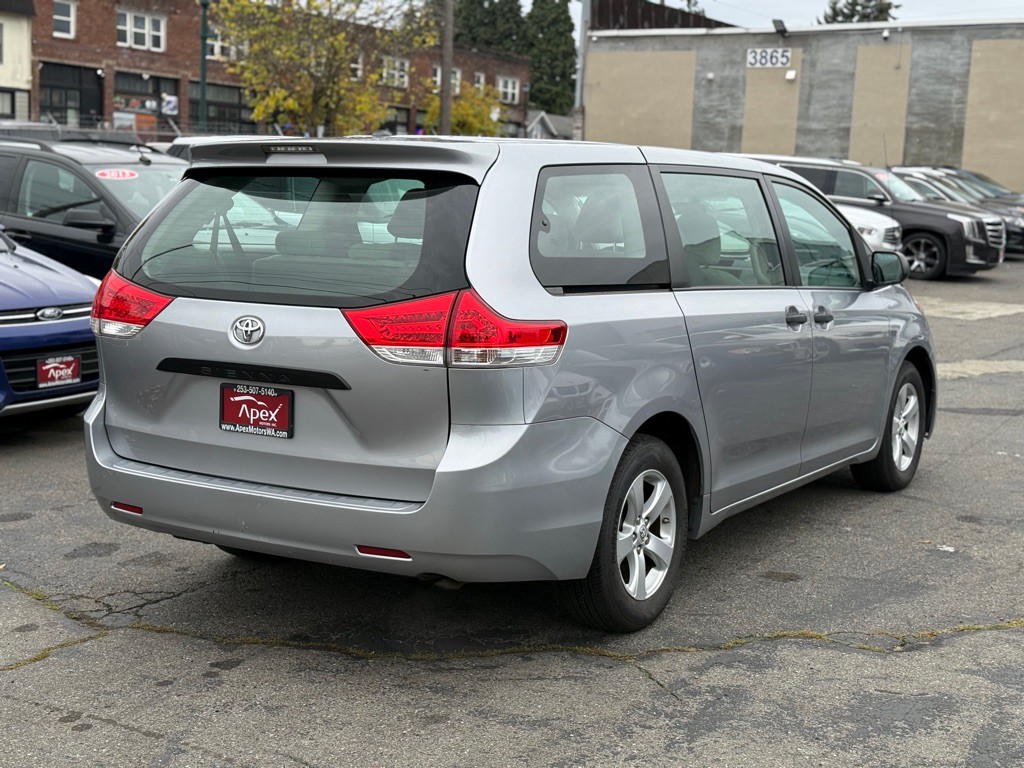 2012 Toyota Sienna Image 4