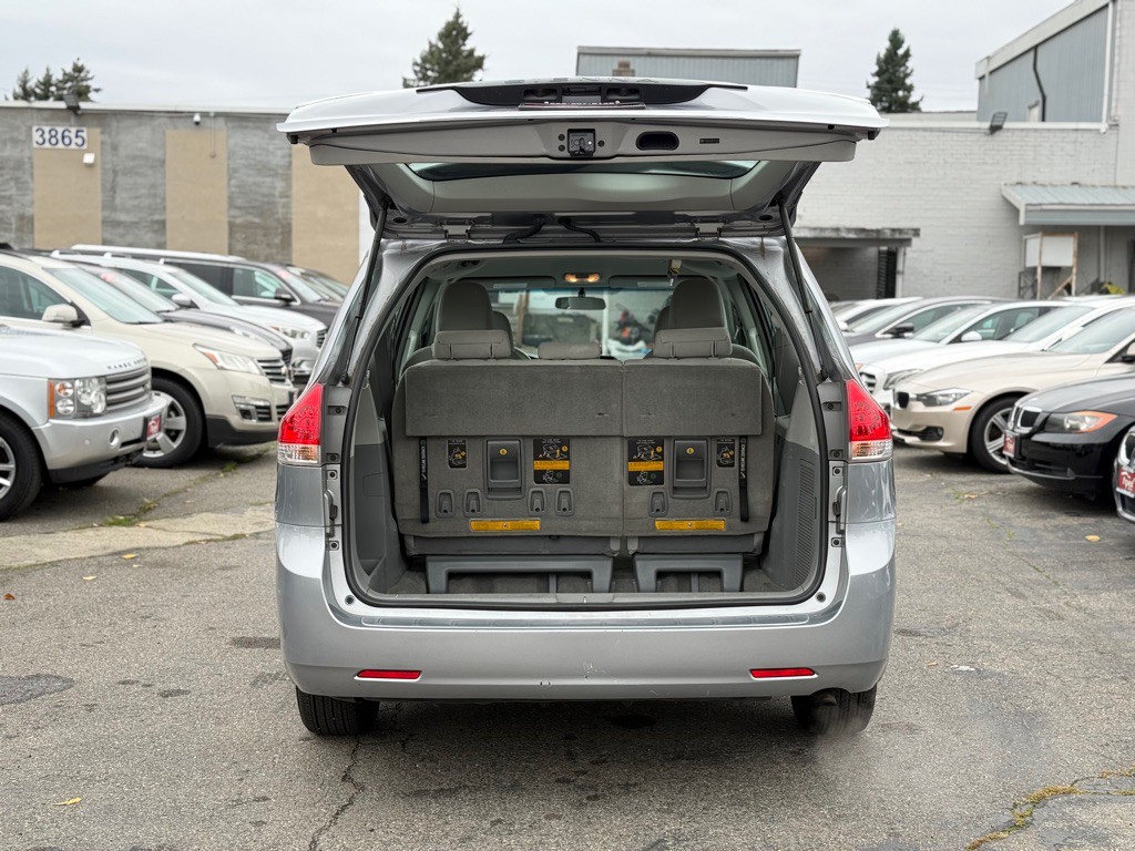 2012 Toyota Sienna Image 7