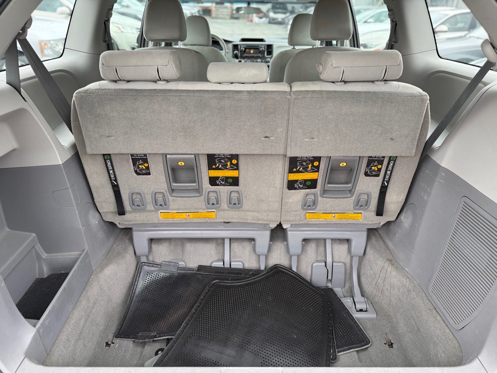 2012 Toyota Sienna Image 8