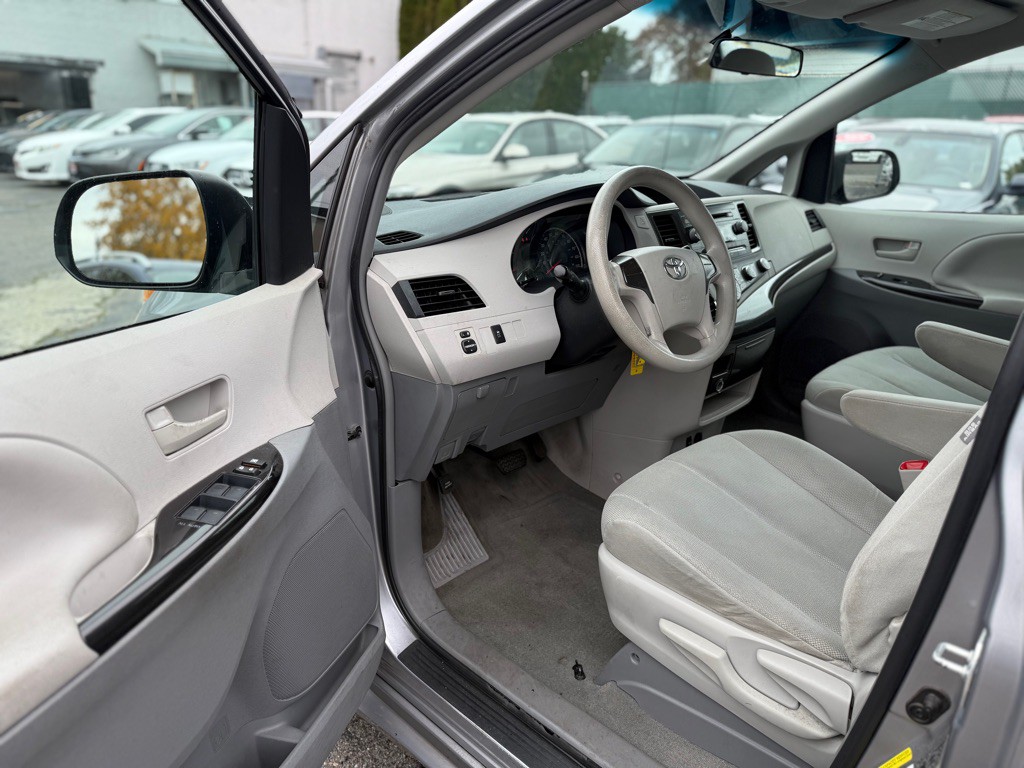 2012 Toyota Sienna Image 9