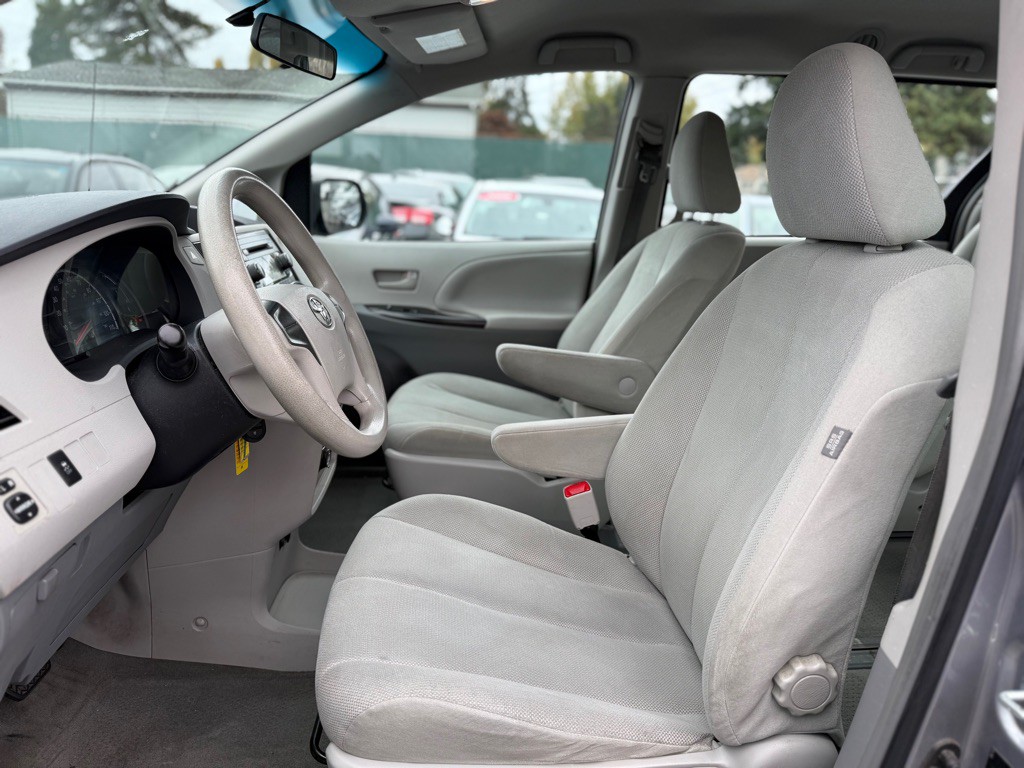 2012 Toyota Sienna Image 10