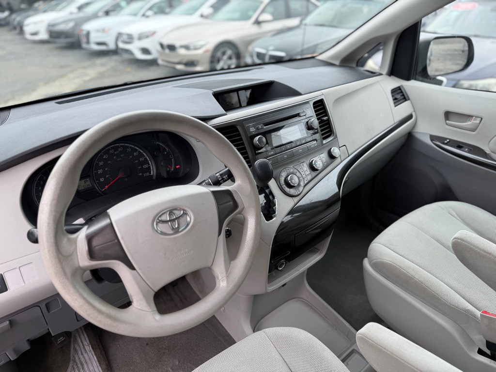 2012 Toyota Sienna Image 11