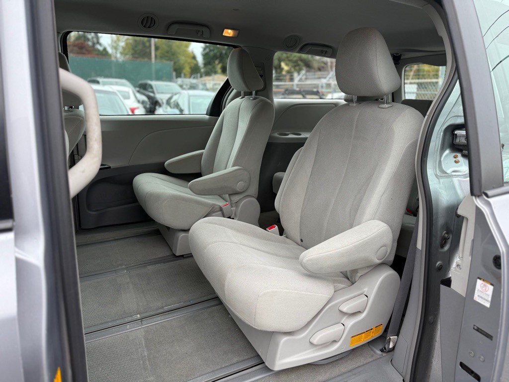 2012 Toyota Sienna Image 12