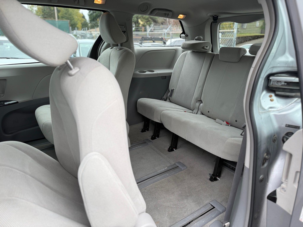 2012 Toyota Sienna Image 13