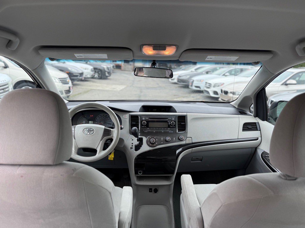 2012 Toyota Sienna Image 14