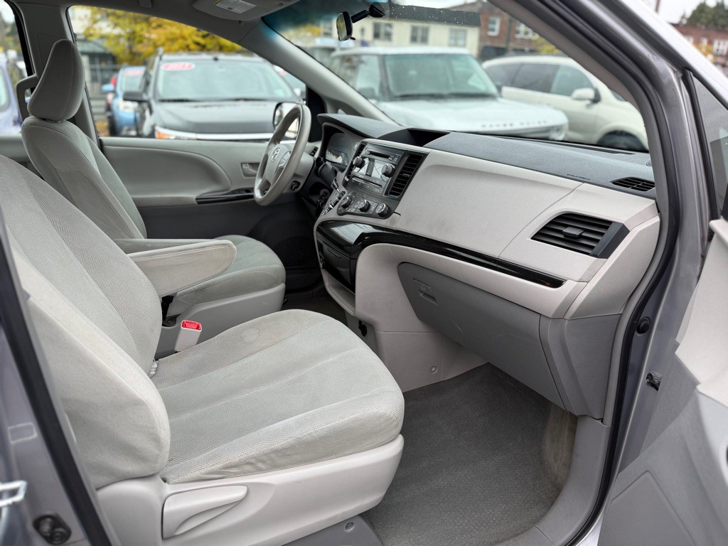 2012 Toyota Sienna Image 16