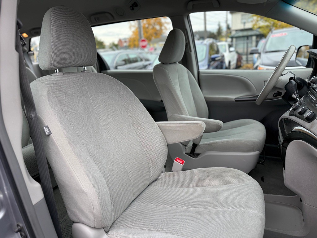 2012 Toyota Sienna Image 17