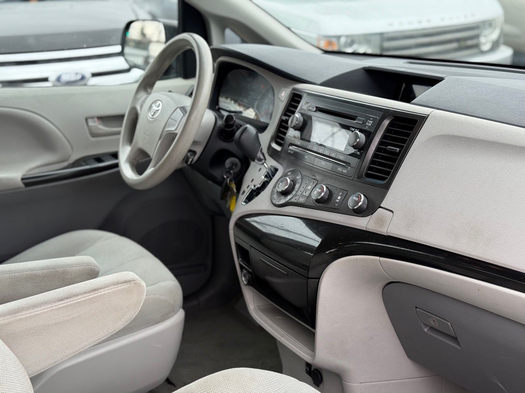 2012 Toyota Sienna Image 18