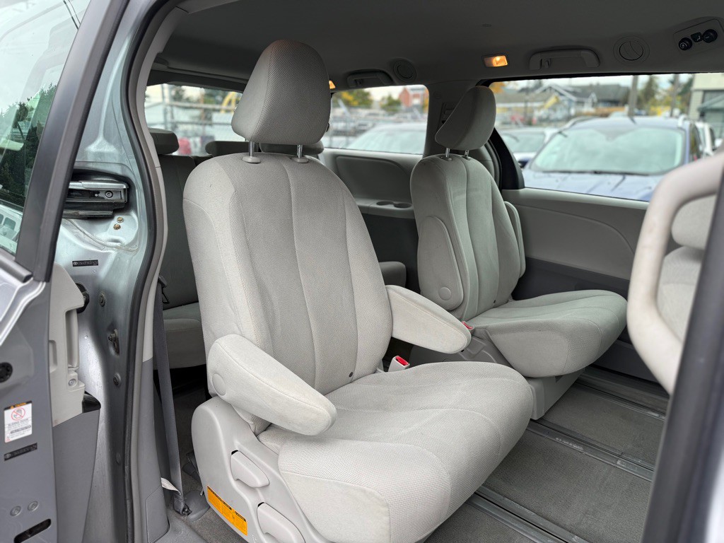 2012 Toyota Sienna Image 20
