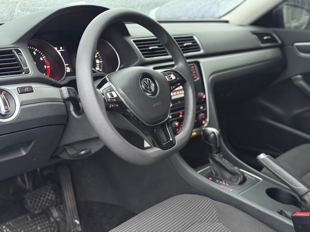 2016 Volkswagen Passat Image 11