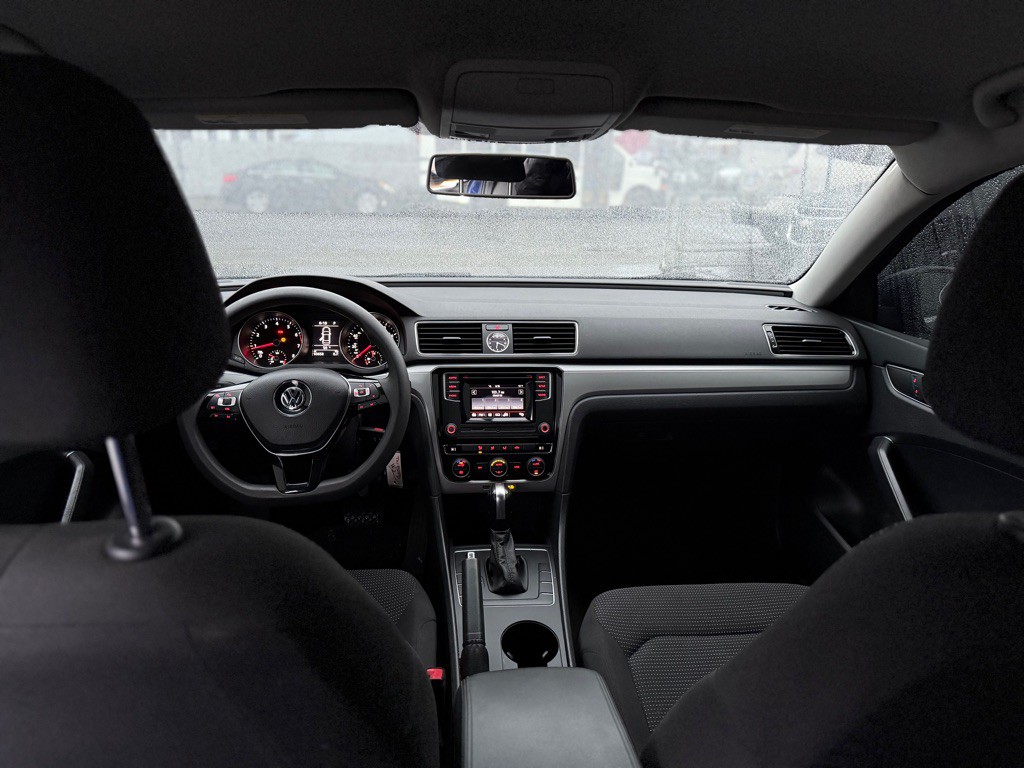 2016 Volkswagen Passat Image 13