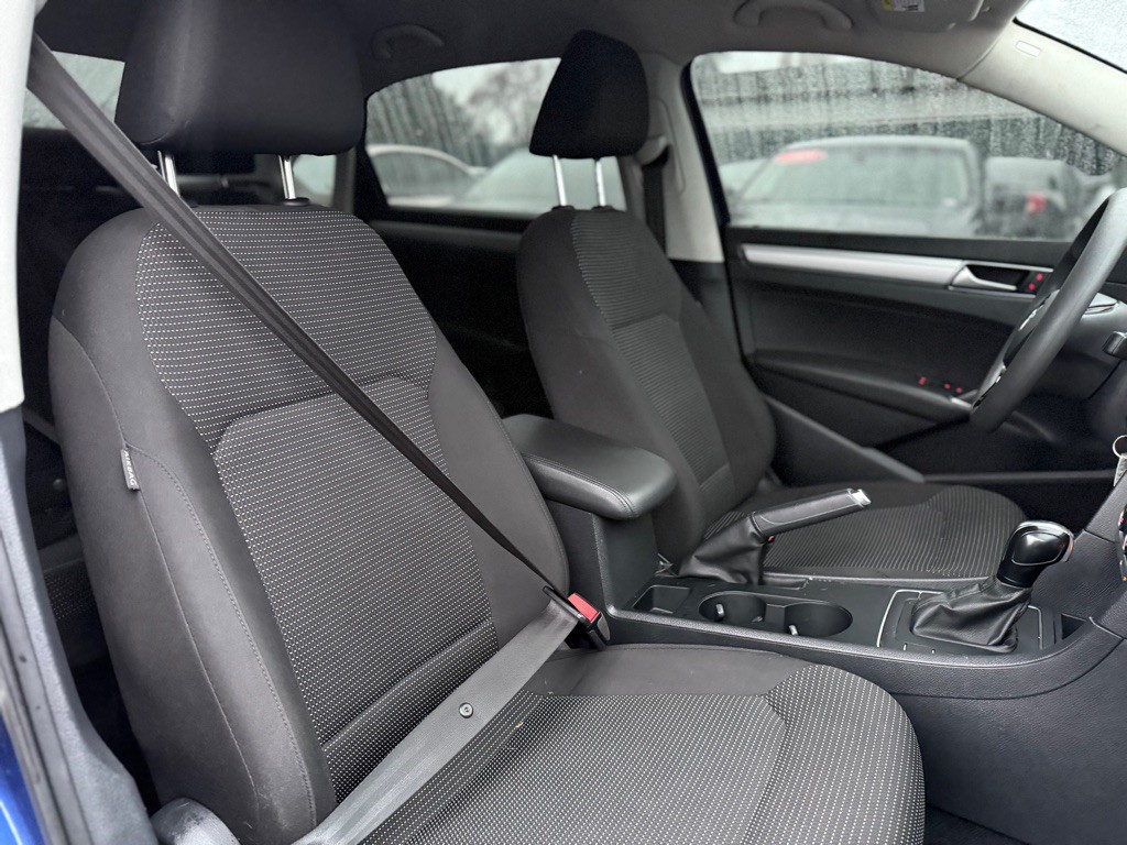 2016 Volkswagen Passat Image 16