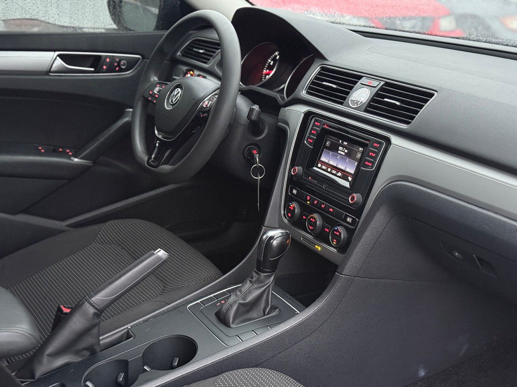 2016 Volkswagen Passat Image 17