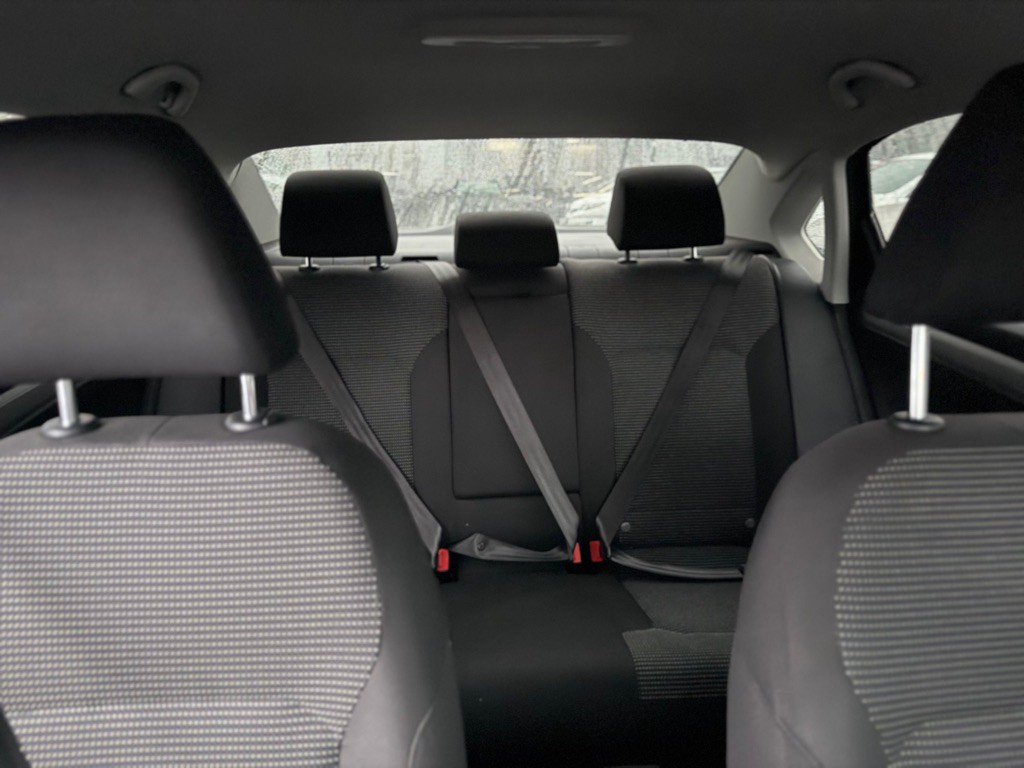 2016 Volkswagen Passat Image 18