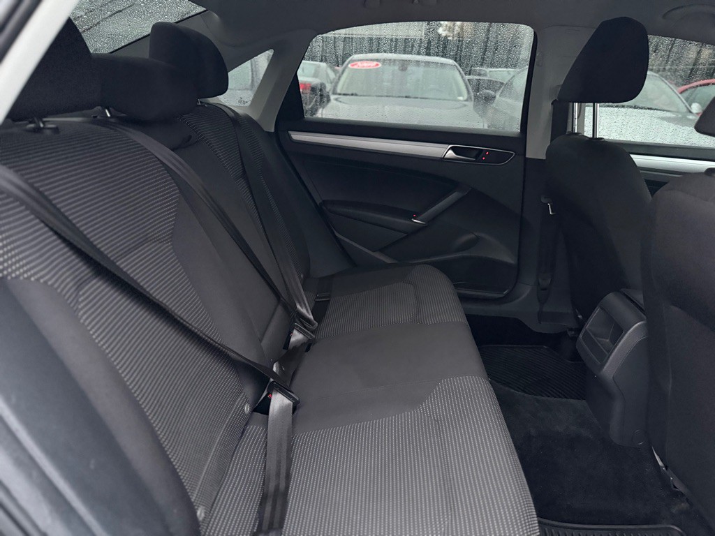 2016 Volkswagen Passat Image 19