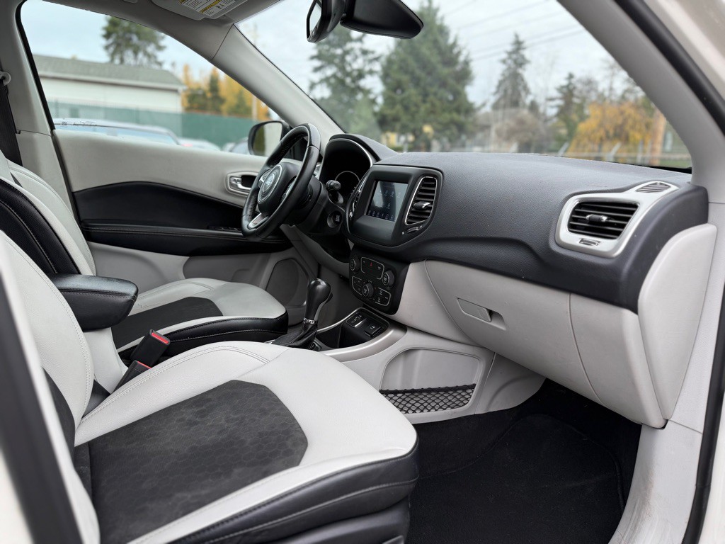 2017 Jeep Compass Image 17