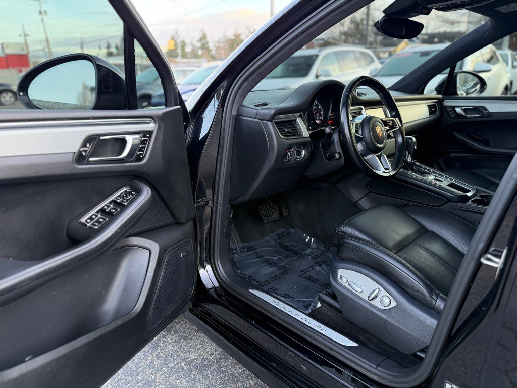 2015 Porsche Macan Image 9