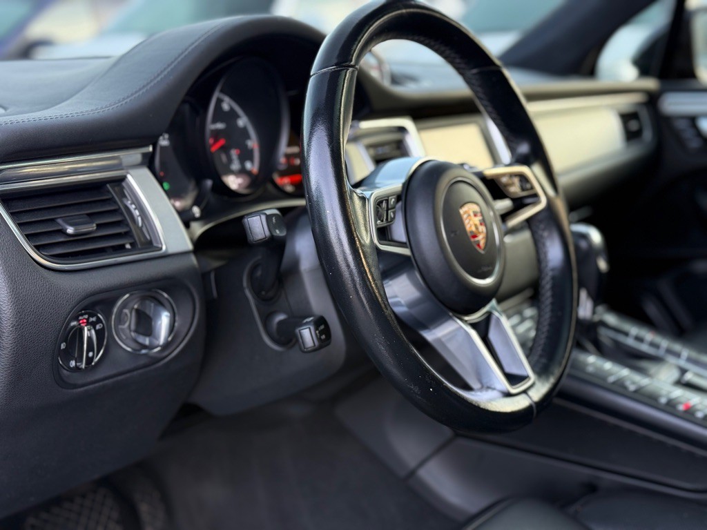 2015 Porsche Macan Image 11