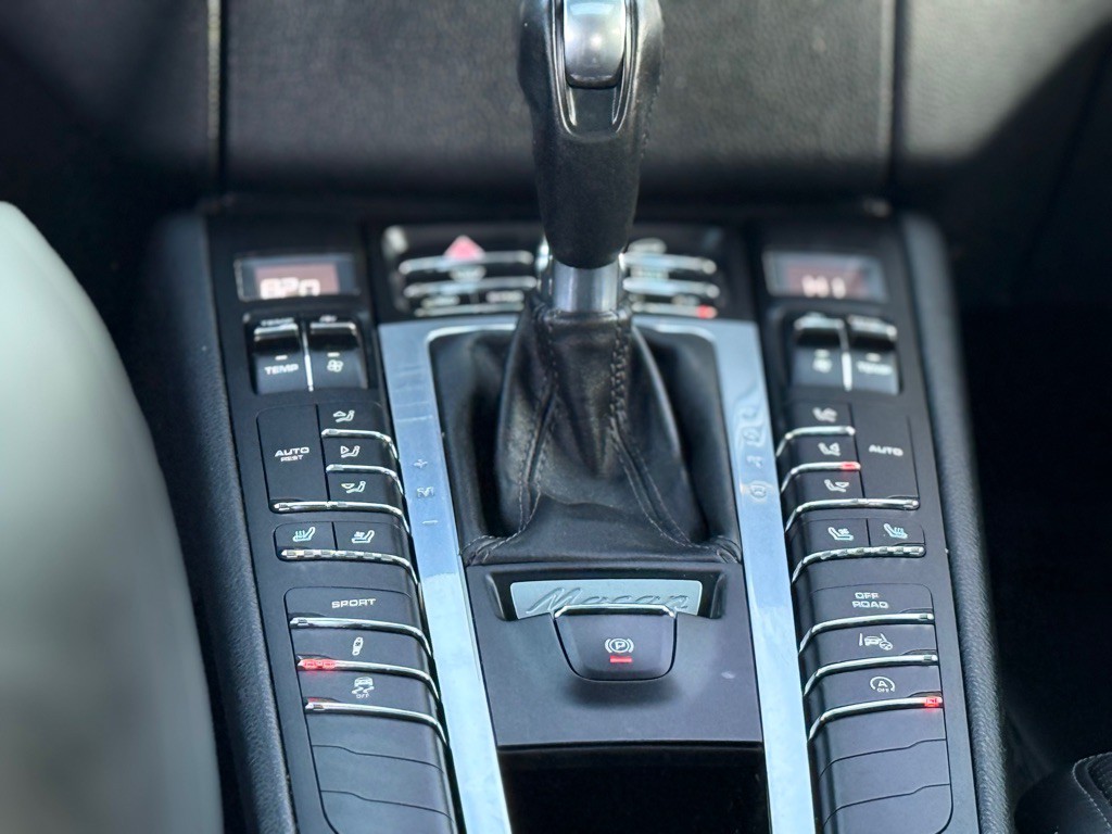 2015 Porsche Macan Image 16