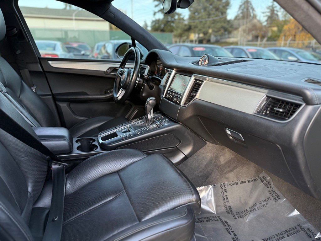 2015 Porsche Macan Image 17