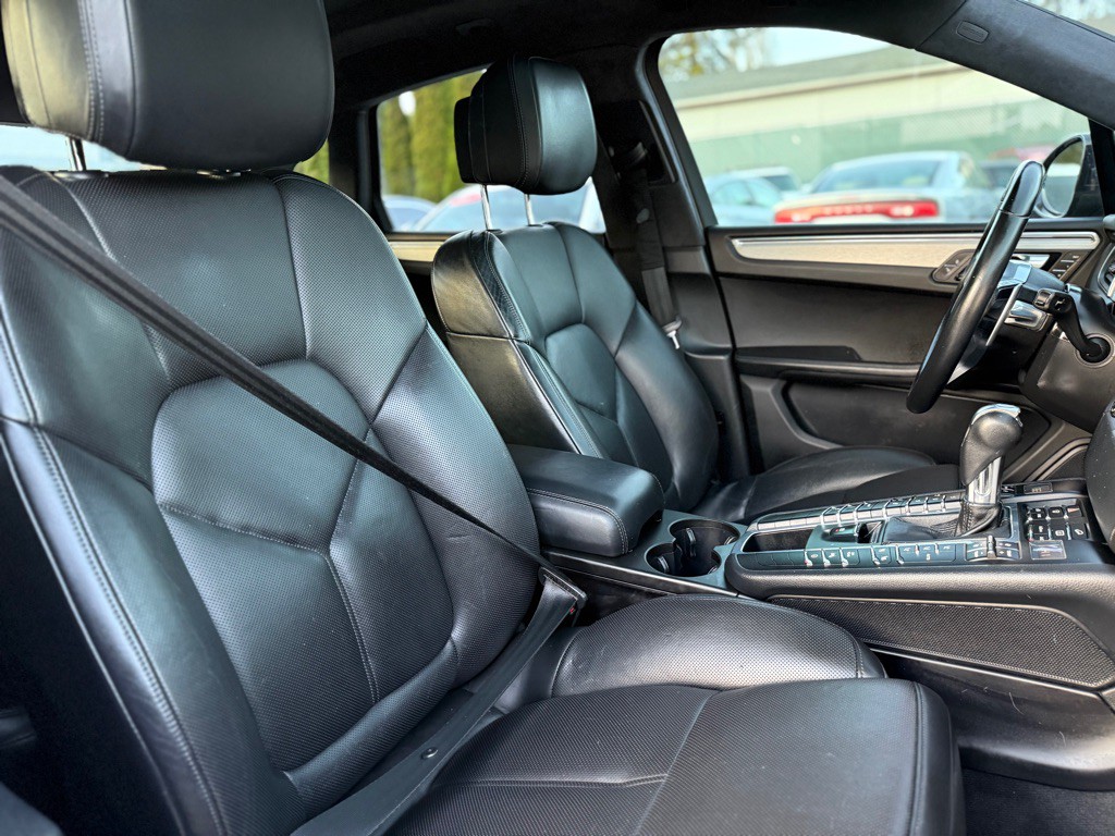 2015 Porsche Macan Image 18