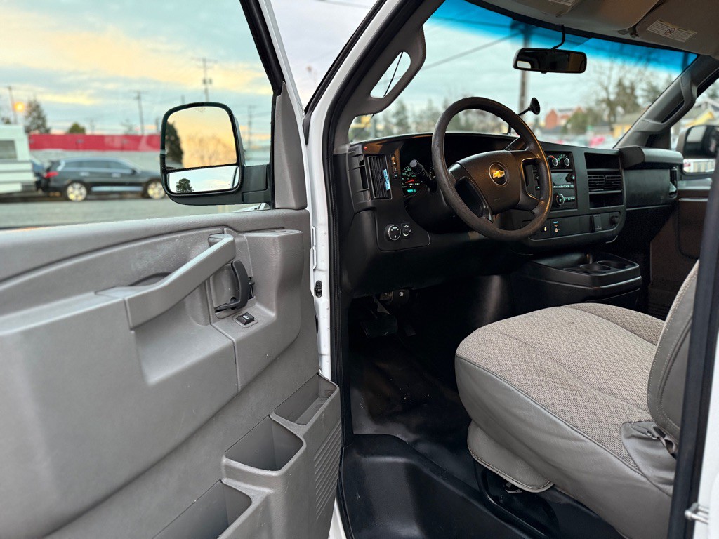 2016 Chevrolet Express Image 12