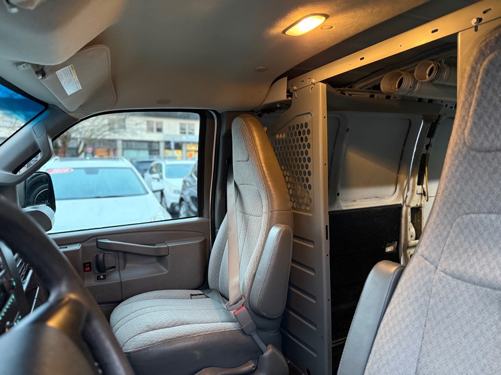 2016 Chevrolet Express Image 15