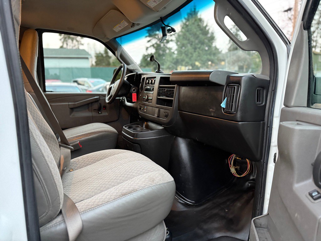 2016 Chevrolet Express Image 16