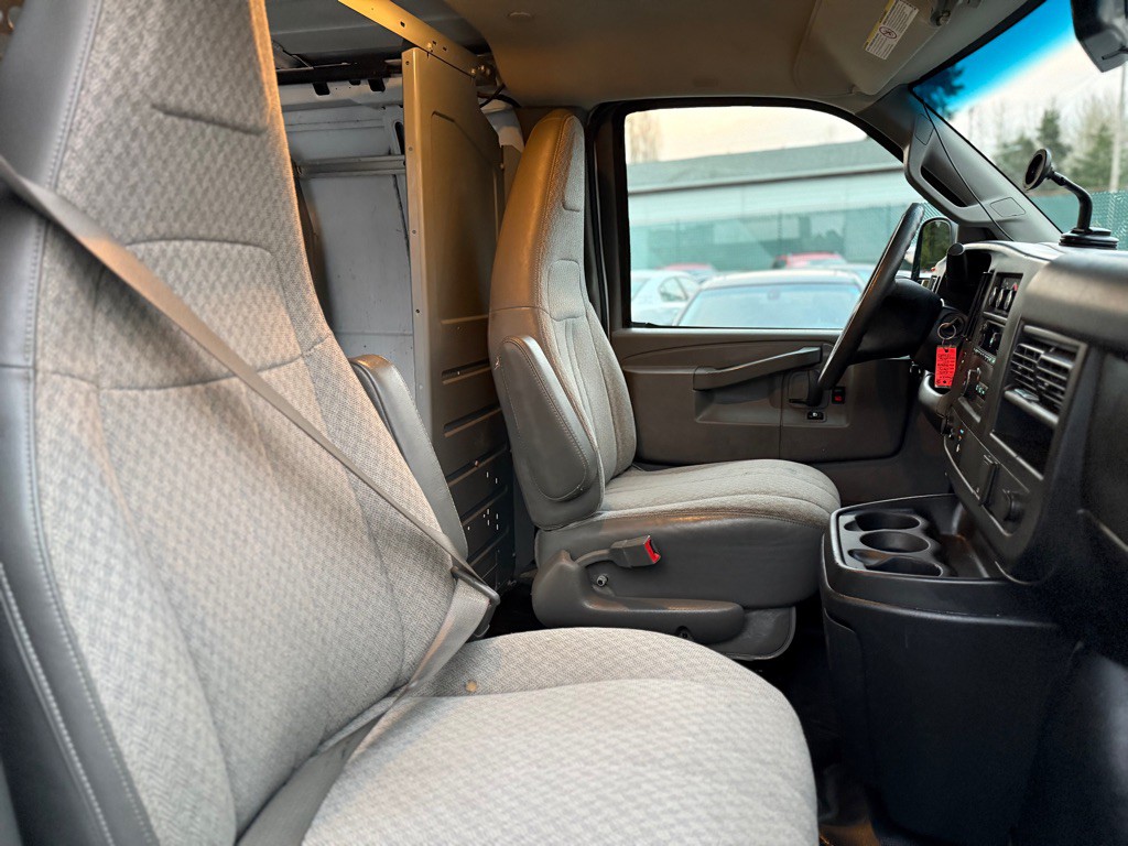 2016 Chevrolet Express Image 17