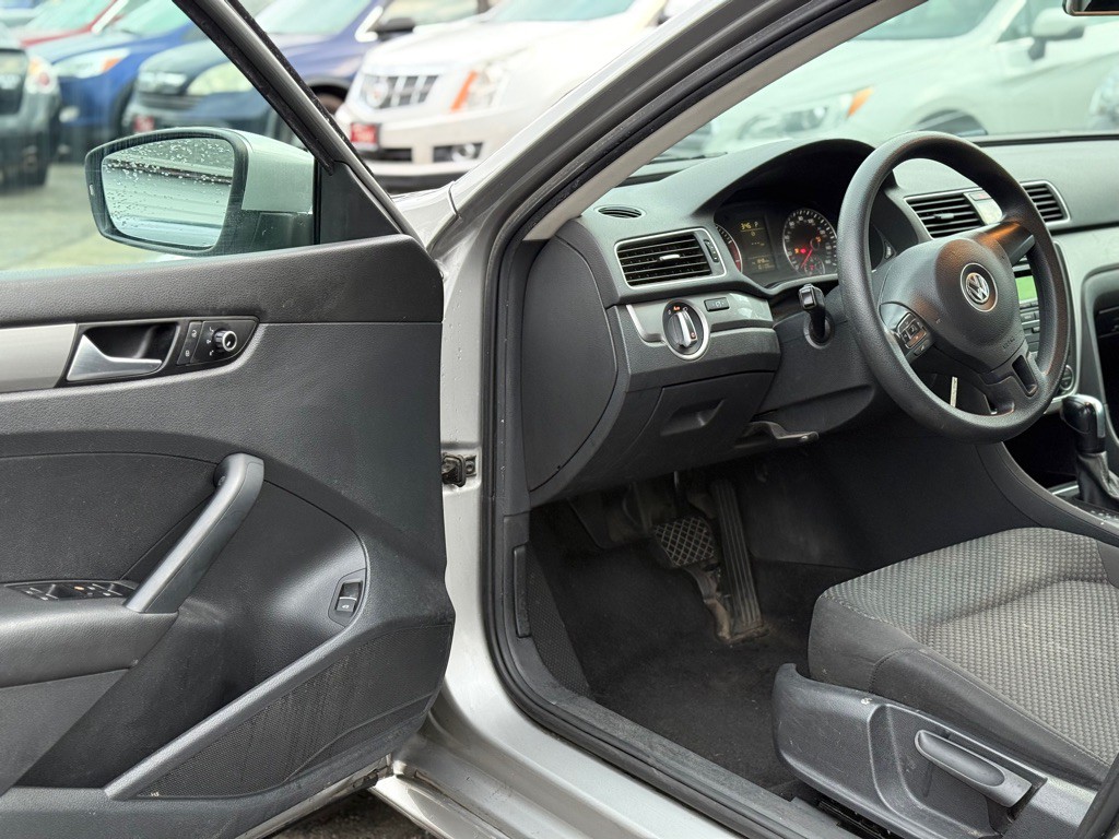 2012 Volkswagen Passat Image 9