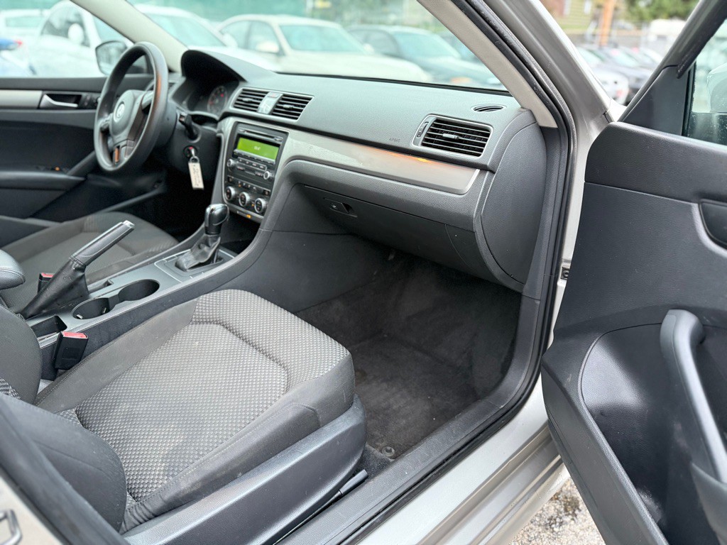 2012 Volkswagen Passat Image 15