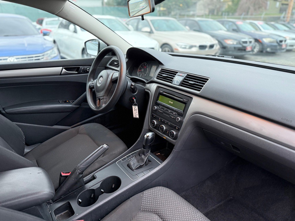 2012 Volkswagen Passat Image 17