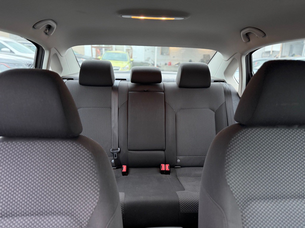 2012 Volkswagen Passat Image 18