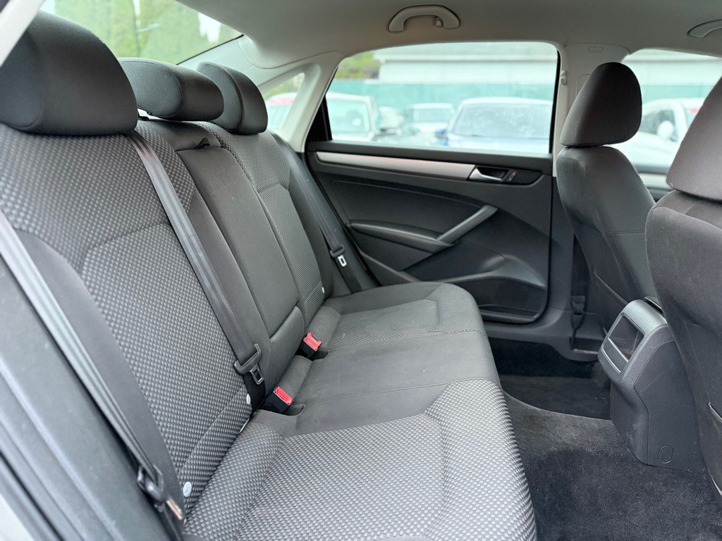 2012 Volkswagen Passat Image 19