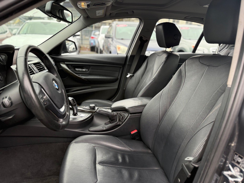 2012 BMW 3 Series Image 9