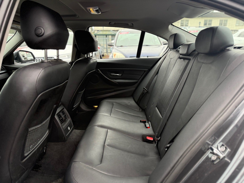 2012 BMW 3 Series Image 11