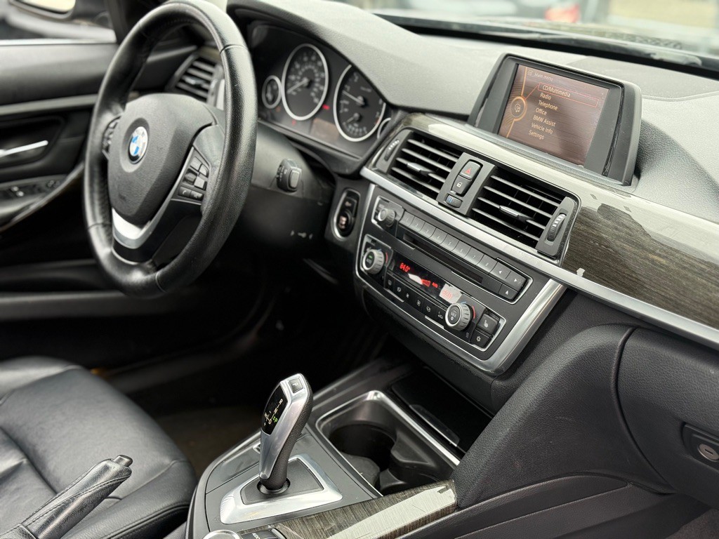 2012 BMW 3 Series Image 16