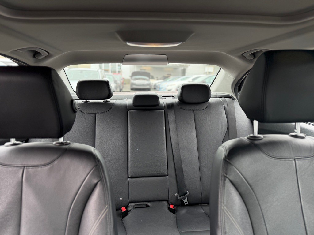 2012 BMW 3 Series Image 17