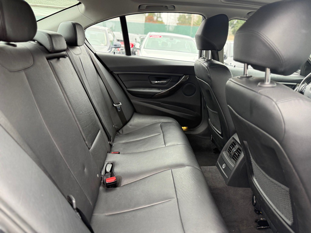 2012 BMW 3 Series Image 18