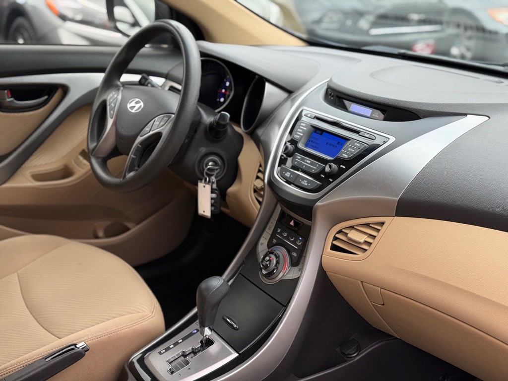 2013 Hyundai Elantra Image 16
