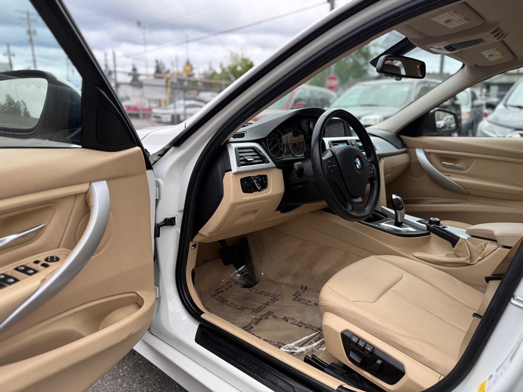 2013 BMW 3 Series Image 8