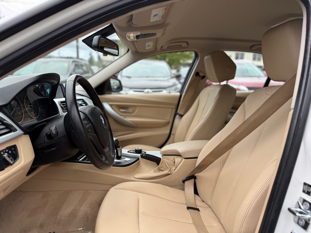 2013 BMW 3 Series Image 9